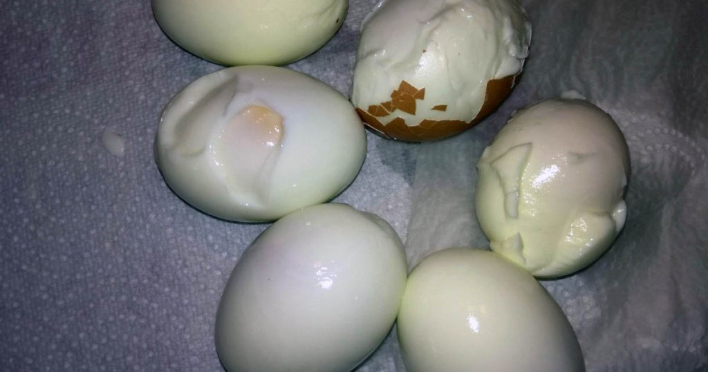 Pourquoi le blanc de l’œuf colle-t-il à la coquille